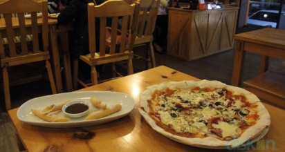 Bersantai Sembari Menikmati Thin Crust Pizza yang Lezat di Denaro Pizza