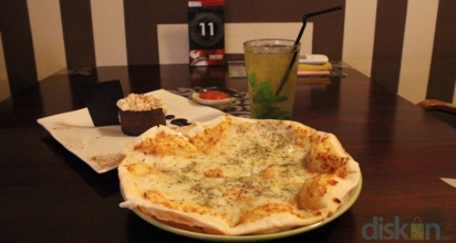 Kelezatan Empat Rasa Keju dalam Satu Loyang Pizza di Mediterranea Resto