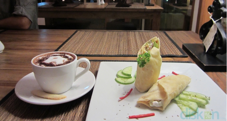 Lezatnya Hot Chocolate dan Tuna Wrap ala Lotus Mio Jogja