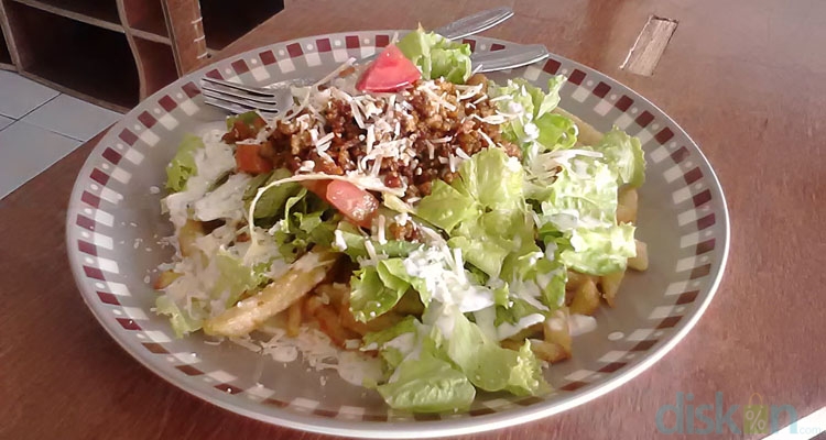Menikmati kelezatan Kapsalon Ayam dan Potato Orlog di FabLab Cafe Jogja