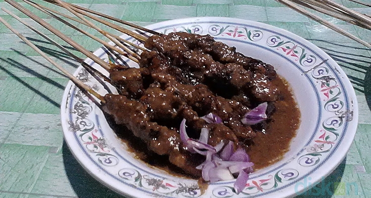 Berburu Makan Malam di Mandala Krida #1: Sate Kambing dan Ayam Kondang Rasa Jogja