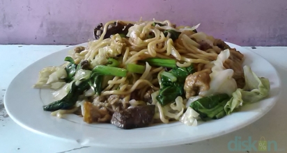 Bersantap Bakmi di Siang Hari di Bakmi Surabaya D Cil