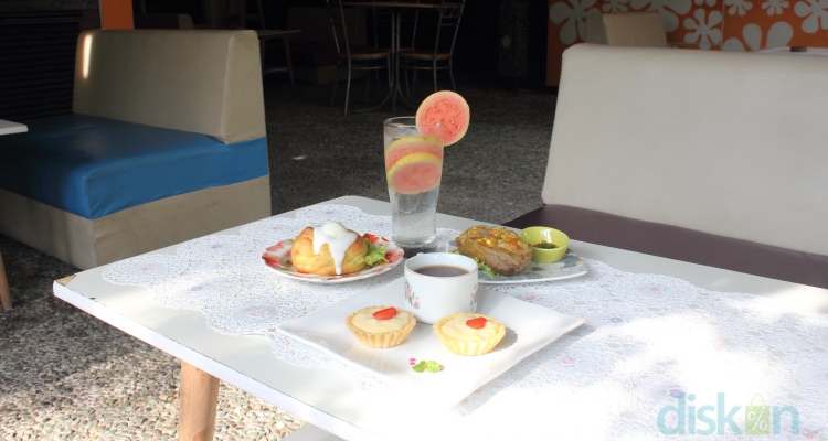 Jelajah Kafe 3: Santai Sore di Riki Dede Riko dengan Berbagai Sajian Bernuansa Vintage Jogja