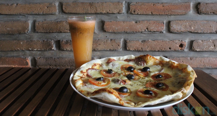Lezatnya Bersantap Pizza Margherita di Kmeals Jogja