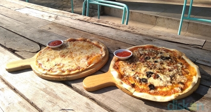Menikmati Aneka Pizza Sembari Bersantai di Leyeh-Leyeh