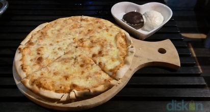 Menikmati Seloyang Pizza dan Sepotong Choco Fondant ala Arjuna Resto and Garden