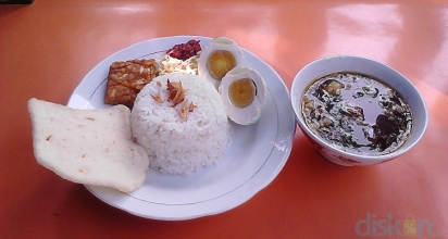 Segarnya Menu Pecel dan Rawon Racikan Warung Putra Cantel di Pagi Hari