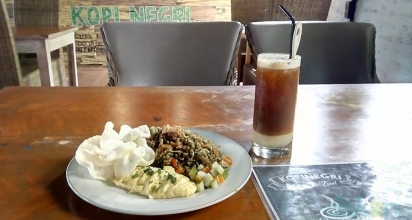 Segelas Es Kopi Klasik dan Seporsi Nasi Goreng Hijau Lezat Racikan Kopi Negri